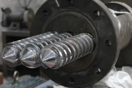 擠出機機筒螺桿裂斷的原因是什么？